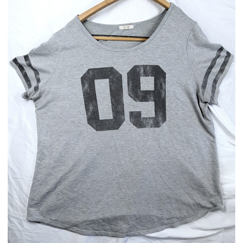 Maurices T-Shirt Grey Varsity Stripe Short Sleeve L Y2K 09
